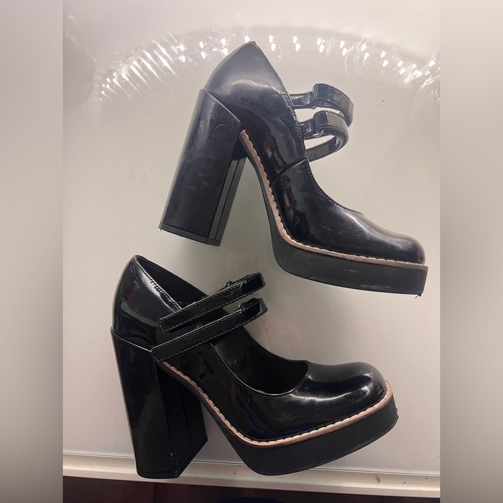 Steve Madden patent leather platform Mary Janes with velcro straps size 5